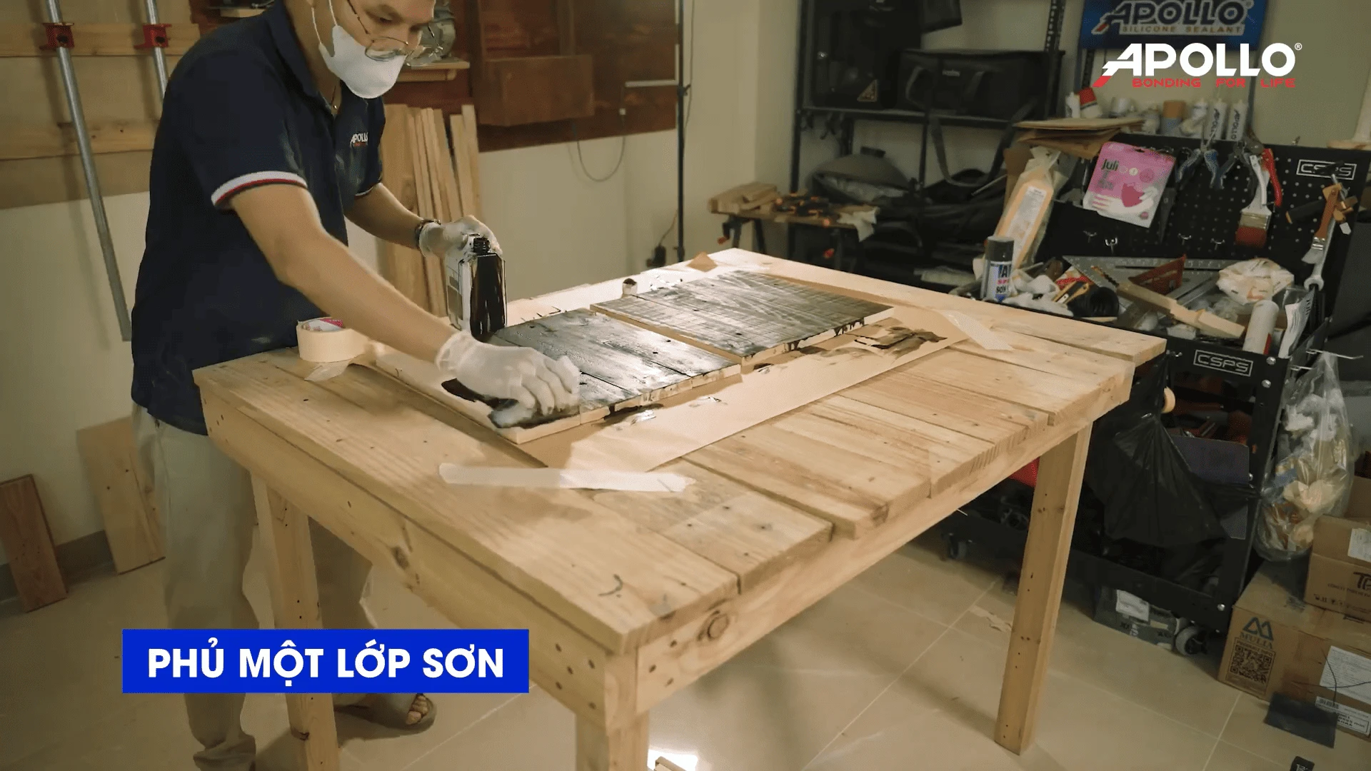 Tiến hành phủ một lớp sơn cho mặt ghế khối Rubik gỗ