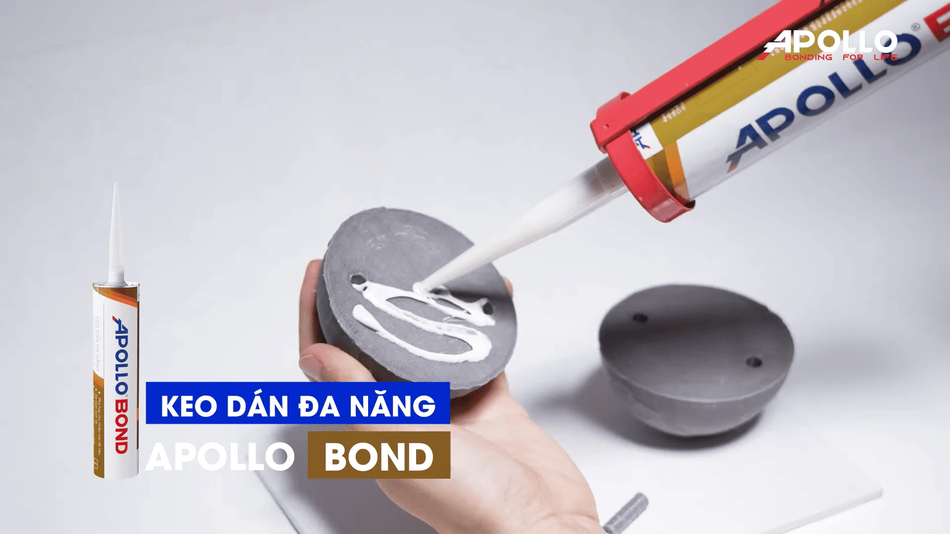 Tiến hành dán 2 nửa quả địa cầu bằng keo Apollo Bond