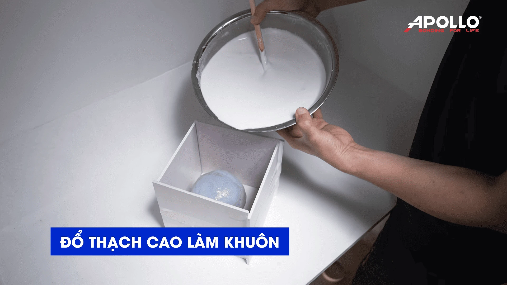 Đổ thạch cao làm khuôn quả địa cầu phát sáng