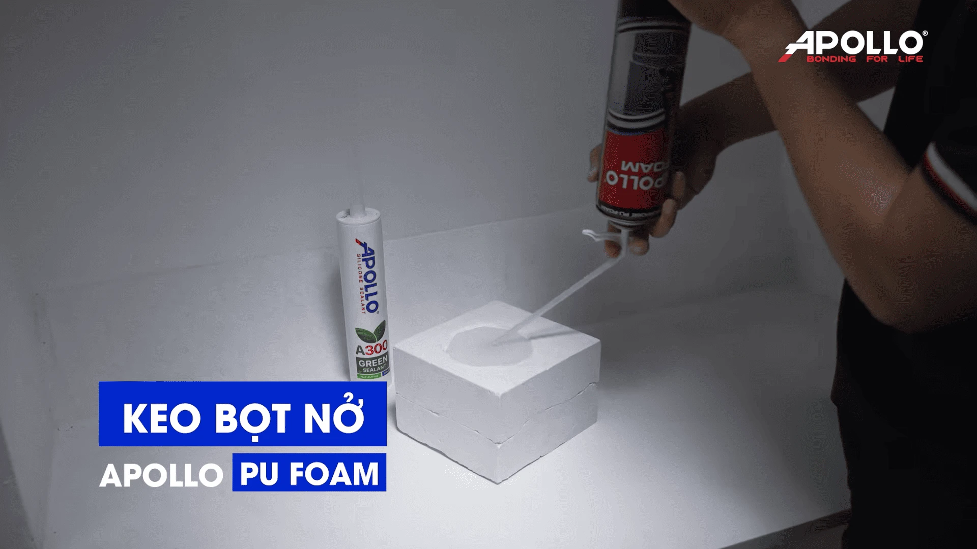 Bắn keo bọt nở Apollo PU Foam vào trong khuôn quả địa cầu để gia cố lòng trong