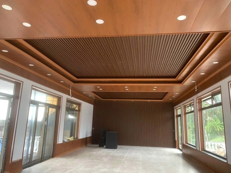 Trần nhựa giả gỗ giật cấp là kiểu thiết kế thành các tầng cao thấp khác nhau bằng tấm nhựa Nano hoặc lam sóng có vân gỗ