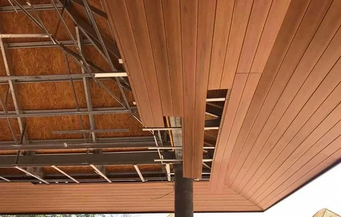 Tiến hành lắp đặt trần nhựa giả gỗ lên hệ khung trần