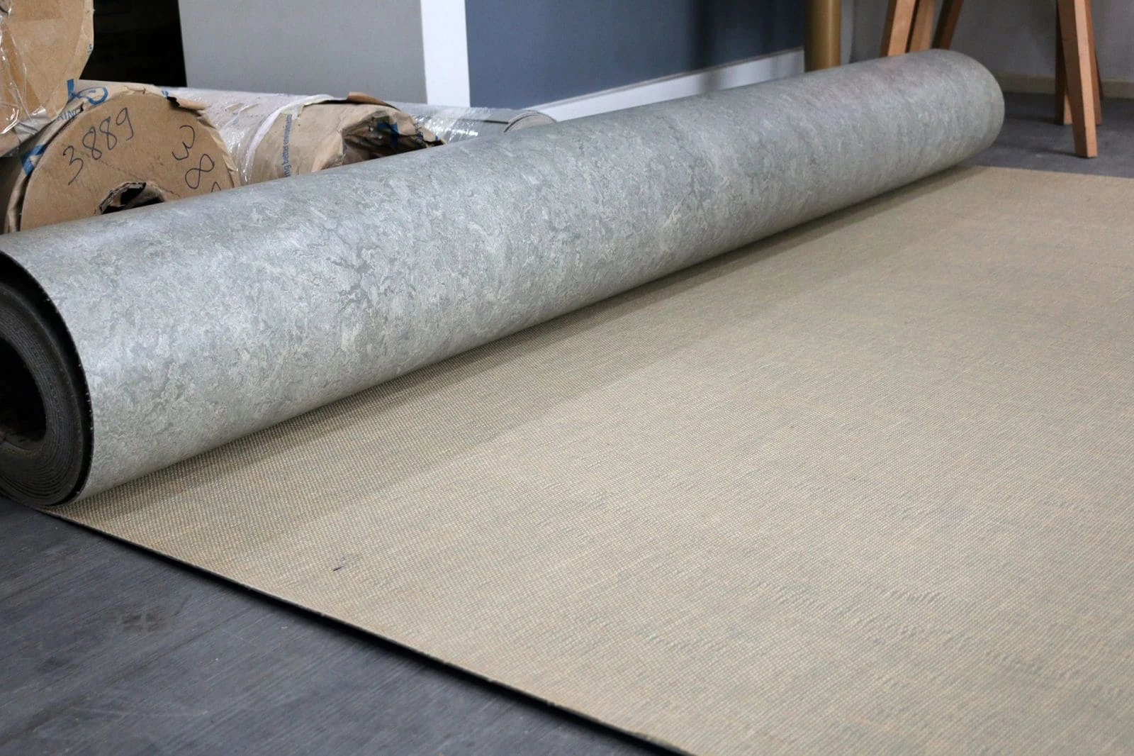 Sàn Vinyl nhờ bề mặt liền mạch giúp hạn chế bám bụi và vi khuẩn, phù hợp cho bệnh viện, trường học và các khu vực yêu cầu tiêu chuẩn vệ sinh cao