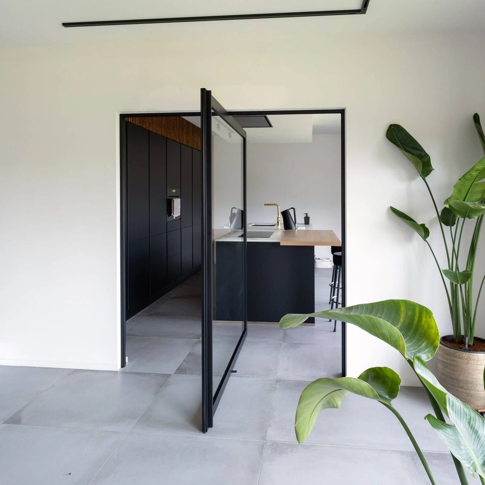 Cửa nhôm Slim Pivot là dòng cửa cao cấp sử dụng hệ trục xoay lệch tâm (bản lề Pivot) kết hợp với các thanh nhôm profile siêu mỏng (hệ Slim)