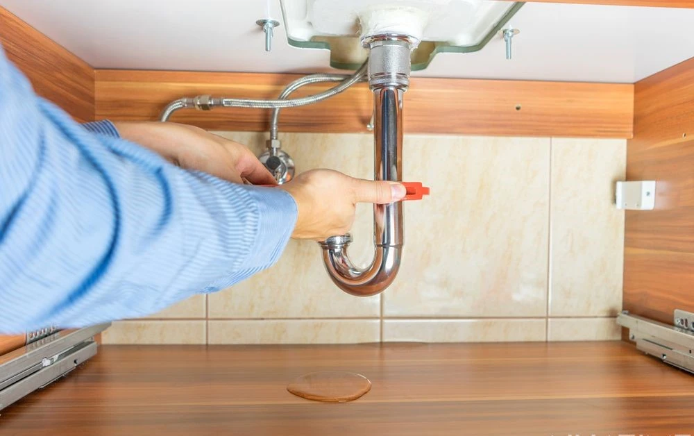 Kiểm tra và xử lý các nguồn rò rỉ nước gây ẩm ướt và nấm mốc