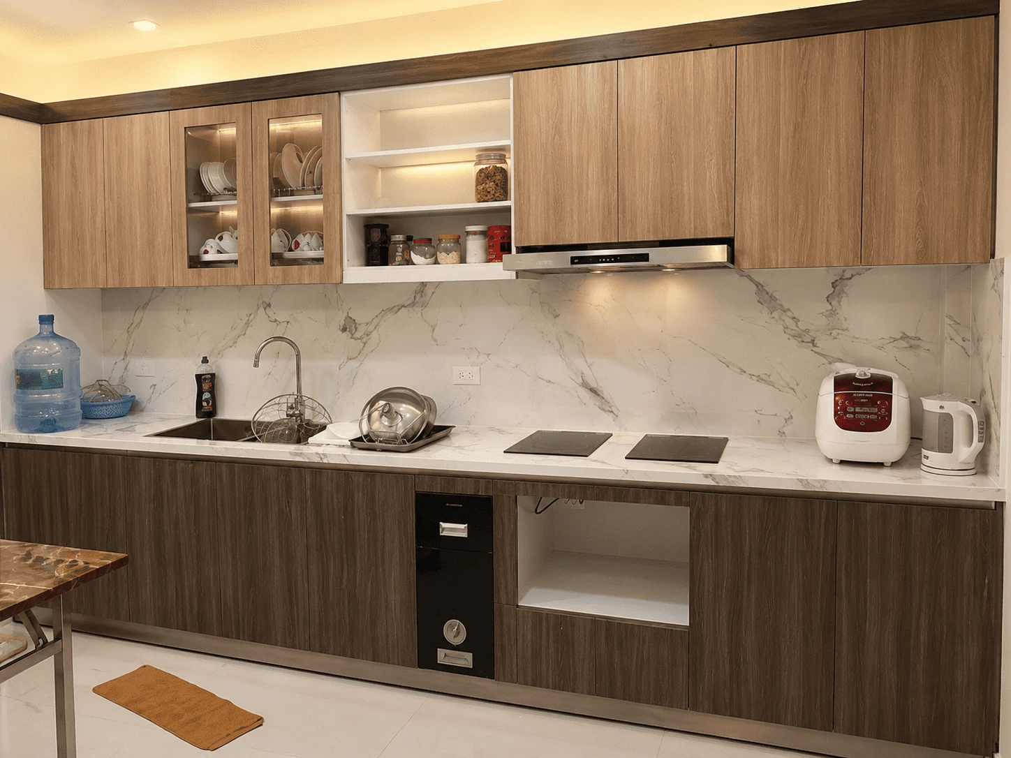 Mẫu kính ốp bếp vân đá