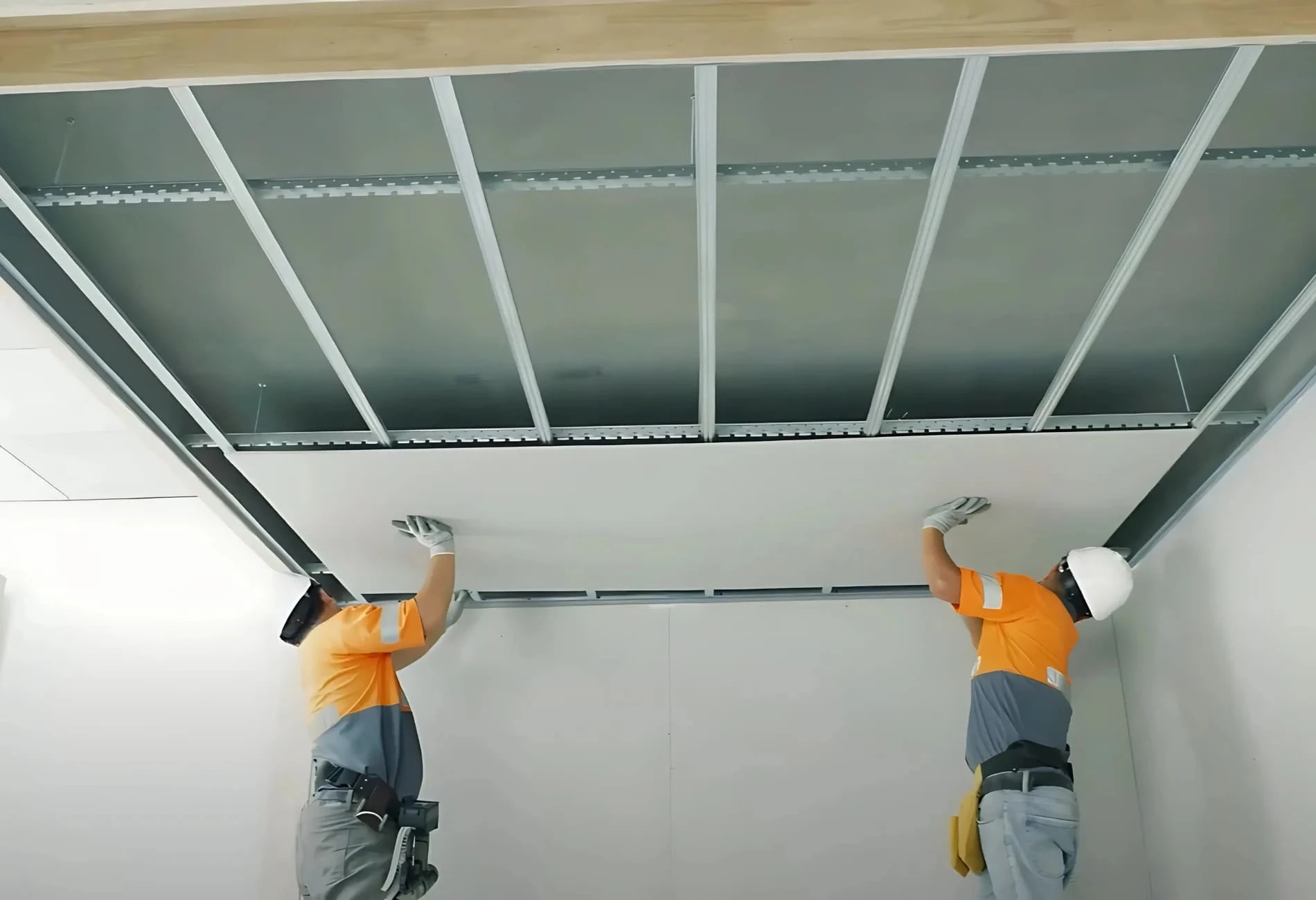 Cách chống thấm trần thạch cao thả (trần nổi) hiệu quả là chống thấm dột từ nguồn nước bên trên, sau đó thay thế mới các tấm thạch cao bị hư hỏng