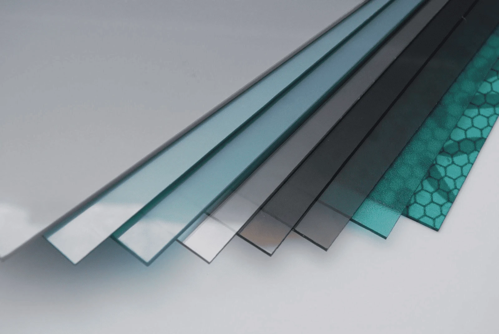 Tấm lấy sáng Polycarbonate đặc ruột có cấu trúc đúc đặc nguyên khối