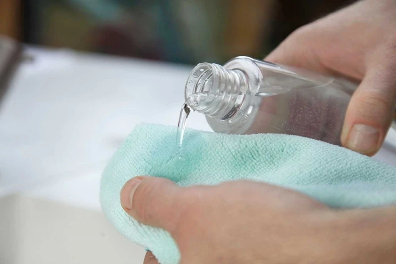 Sử dụng một số dung môi hỗ trợ làm mềm keo như cồn Isopropyl, Acetone, dung dịch tẩy keo chuyên dụng khác