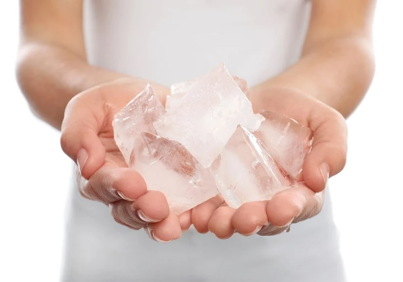 Đá lạnh làm giảm độ đàn hồi của keo, giúp việc bóc tách và làm sạch dễ dàng hơn
