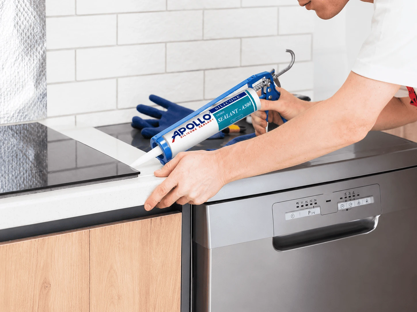 Để đảm bảo vệ sinh và ngăn nước rò rỉ xuống tủ bếp, việc thay mới keo silicone quanh bồn rửa chén là rất cần thiết