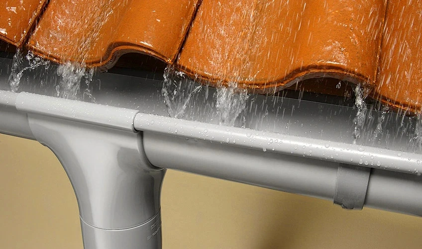 Đổ trực tiếp một lượng nước lớn để kiểm tra khả năng thoát nước của máng xối