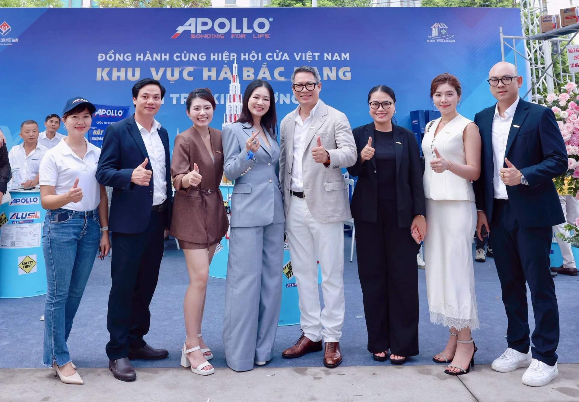 Đại diện Apollo Silicone đã có mặt tại khu trưng bày để trực tiếp giao lưu, trao đổi cùng thợ thầu về các giải pháp chất trám và ứng dụng thực tế trong ngành cửa.