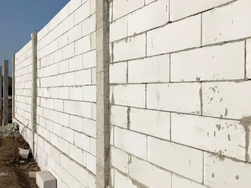 Bê tông khí chưng áp AAC (Autoclaved Aerated Concrete) là vật liệu xây dựng không nung siêu nhẹ, có cấu trúc chứa hàng triệu bọt khí li ti chiếm đến 70–80% thể tích