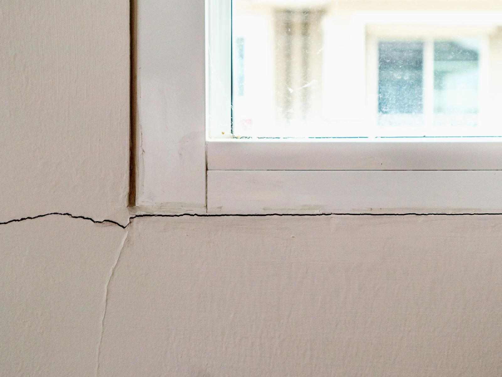 Có rất nhiều nguyên nhân dẫn đến tình trạng xuất hiện khe hở giữa khung cửa sổ và tường nhà