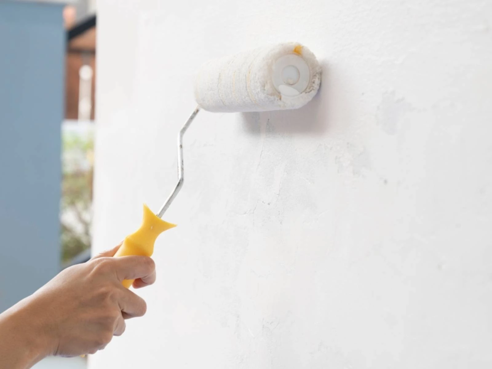 Bạn nên chọn keo dán tường có khả năng sơn phủ được sau khi thi công để khôi phục vẻ thẩm mỹ của tường nhà