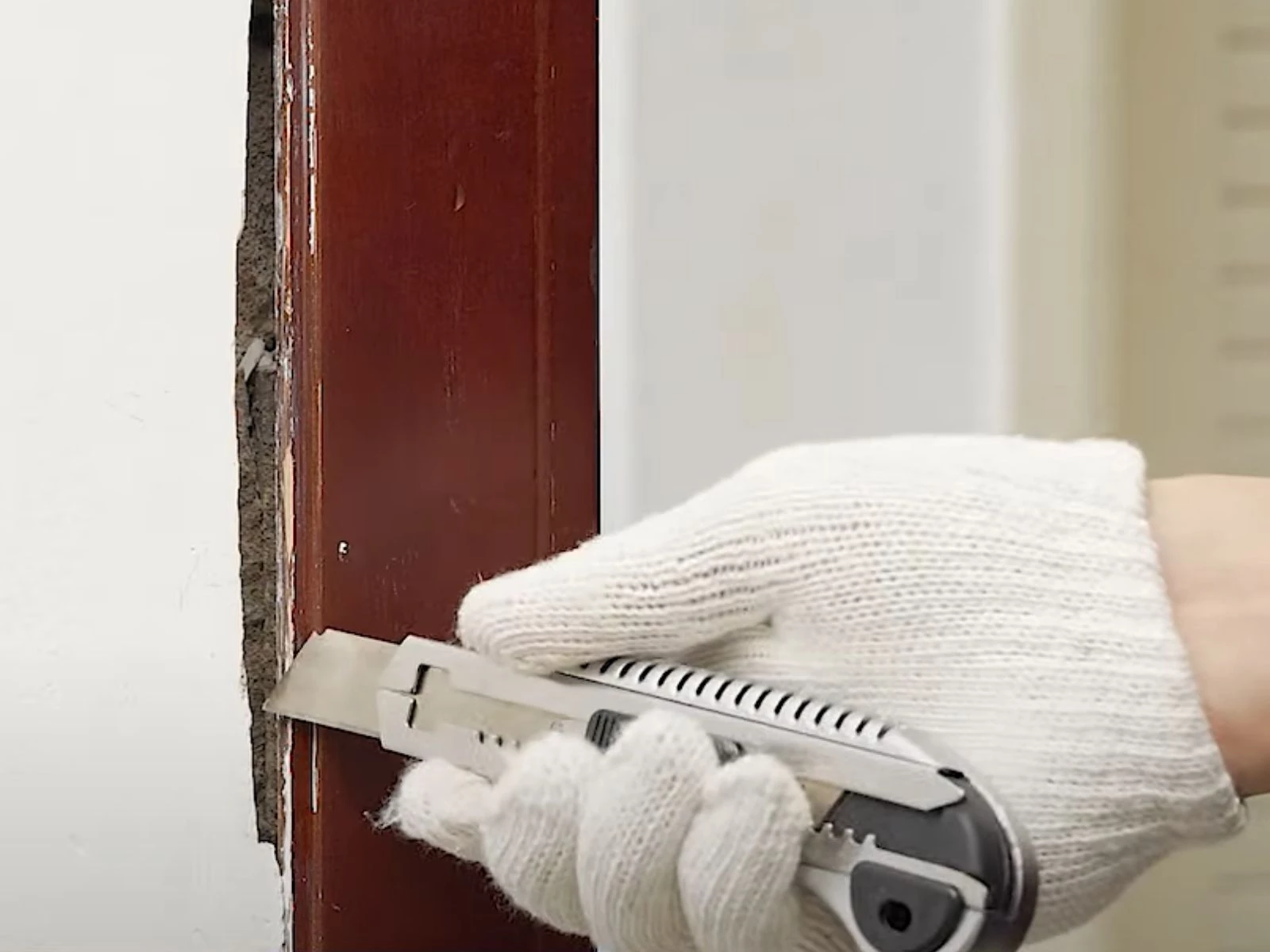 Kết hợp sử dụng dao rọc giấy và cọ quét sơn để vệ sinh khe nứt tường