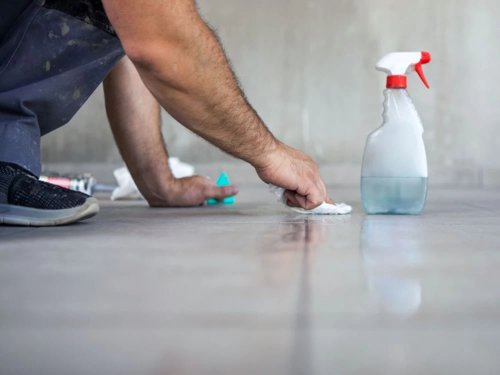 Sử dụng một lượng dầu khoáng vừa đủ để vệ sinh, tránh làm ảnh hưởng vật liệu lót sàn 