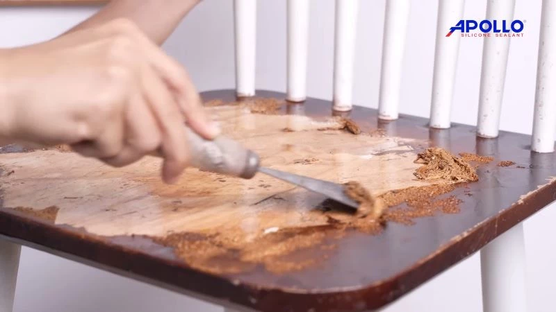 Sử dụng sủi sắt để cạo sạch những lớp sơn bong ra và lau chùi sạch sẽ