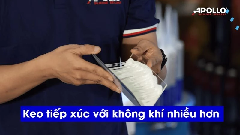 Tách hai miếng vật liệu ra trong khoảng 3-5 phút để chất keo tiếp xúc với không khí nhiều hơn